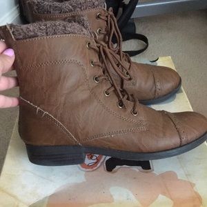 Combat boots
